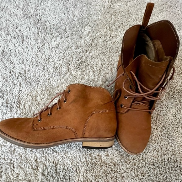 Diba SZ 8M camel suede lace up bootie. Comfortable and in great condition - Picture 7 of 7